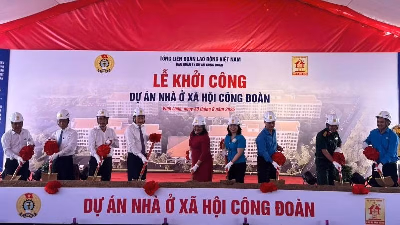 Lãnh đạo tham dự buổi Lễ thực hiện nghi thức khởi công Dự án Nhà ở xã hội Công đoàn. (Ảnh: HOÀNG TRUNG)