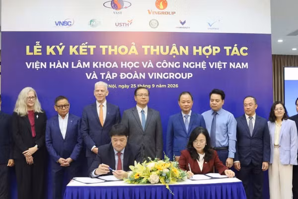 Viện Hàn lâm Khoa học và Công nghệ Việt Nam và Tập đoàn Vingroup ký kết hợp tác. (Ảnh: Giang Sơn)