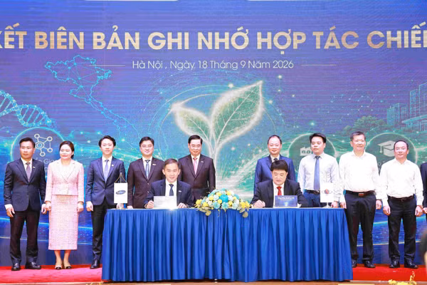 Đại diện lãnh đạo các đơn vị ký và chứng kiến ký ghi nhớ hợp tác. (Ảnh: XUÂN KỲ)