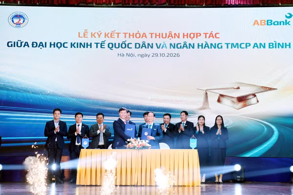 Đại diện lãnh đạo hai đơn vị ký thỏa thuận hợp tác. (Ảnh: MẠNH XUÂN)