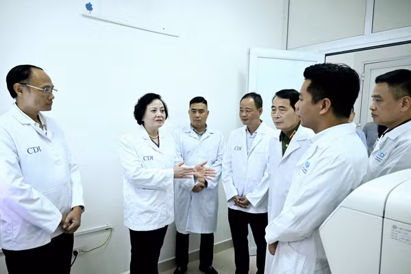 Phó Thủ tướng Phạm Thị Thanh Trà kiểm tra về thực hiện Chiến dịch 500 ngày đêm tại Trung tâm Giám định ADN. (Ảnh: TRẦN HẢI)