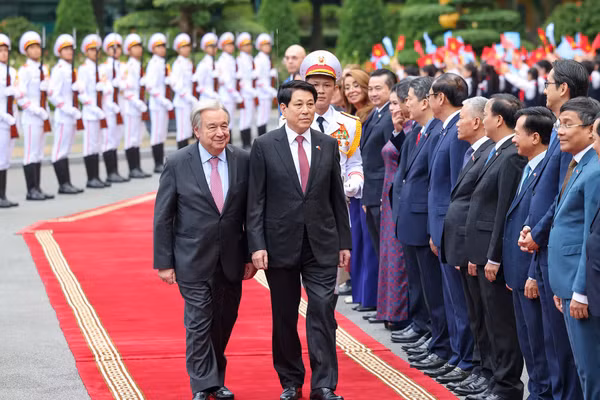Chủ tịch nước Lương Cường chủ trì lễ đón chính thức Tổng Thư ký Liên hợp quốc Antonio Guterres. (Ảnh: THỦY NGUYÊN)