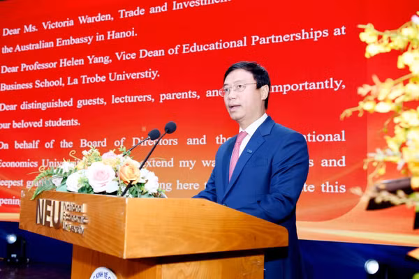 Phó Giáo sư, Tiến sĩ Bùi Đức Thọ, Giám đốc Đại học Kinh tế Quốc dân phát biểu tại Lễ khai giảng. (Ảnh: MẠNH XUÂN)