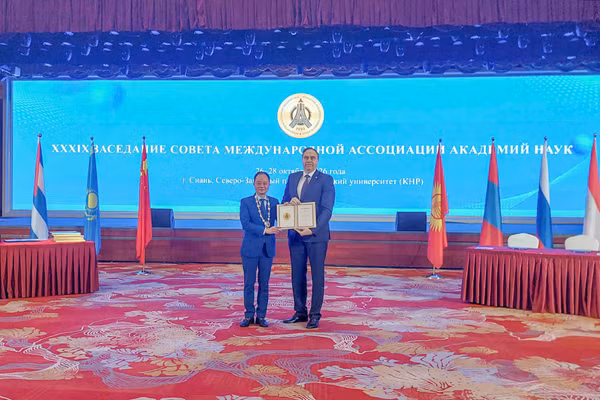 Giáo sư Vladimir Gusakov, Chủ tịch IAAS trao danh hiệu Viện sĩ cho Giáo sư, Tiến sĩ Trần Hồng Thái.