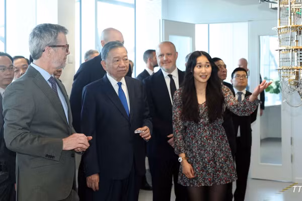 Tổng Bí thư, Chủ tịch nước Tô Lâm cùng Nhà vua Đan Mạch Frederik X thăm Viện nghiên cứu Niels Bohr, thuộc Đại học Copenhagen. (Ảnh: TTXVN)