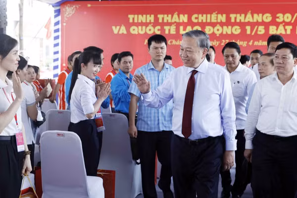 Tổng Bí thư, Chủ tịch nước Tô Lâm đến thăm, gặp gỡ, trò chuyện với công nhân, người lao động Thành phố Hồ Chí Minh. (Ảnh: TTXVN)