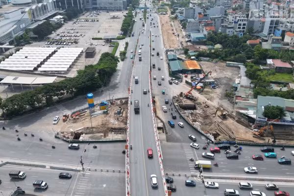 Từ ngày 30/10/2026 đến hết ngày 30/1/2027, giao thông trên đường Cổ Linh, đoạn đến nút giao cao tốc Hà Nội-Hải Phòng, sẽ được tổ chức lại để phục vụ thi công dự án đường trên cao. 