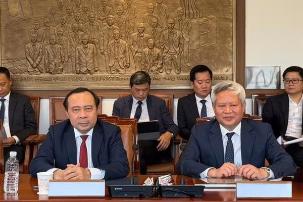 Bộ trưởng Vũ Hải Quân và Viện trưởng Viện Khoa học và Công nghệ Việt Nam-Hàn Quốc Vũ Đức Lợi tại buổi làm việc. (Ảnh: Bộ Khoa học và Công nghệ)
