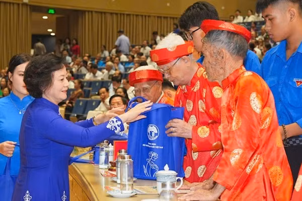 Phó Thủ tướng Phạm Thị Thanh Trà tặng quà người cao tuổi tiêu biểu từ 90 tuổi trở lên đang cư trú trên địa bàn thành phố Hải Phòng. (Ảnh: ĐÀM THANH)