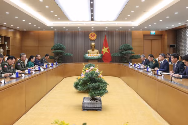 Thủ tướng Chính phủ Lê Minh Hưng và Đại tướng Tea Seiha, Phó Thủ tướng, Bộ trưởng Quốc phòng Campuchia. (Ảnh: chinhphu.vn/Nhật Bắc)
