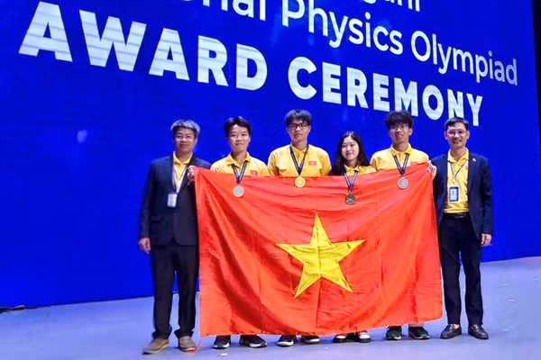 Đoàn học sinh Việt Nam tại FiPhO 2026. Từ trái qua phải: PGS,TS Phạm Văn Hải; các học sinh: Trương Bá Chí Thành, Lê Bá Tuấn Việt, Lê Hồng Nhân, Tăng Hạo Nhiên và PGS,TS Nguyễn Công Toản. (Ảnh: MOET)