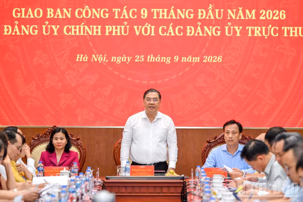 Đồng chí Phạm Gia Túc, Ủy viên Bộ Chính trị, Phó Bí thư Thường trực Đảng ủy, Phó Thủ tướng Thường trực Chính phủ phát biểu ý kiến tại hội nghị. (Ảnh: THẾ ĐẠI)