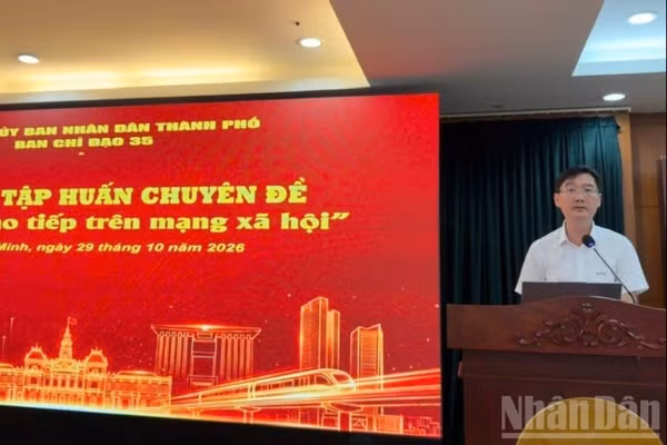 Đồng chí Nguyễn Trường Giang, Phó Bí thư Đảng ủy, Trưởng ban Chỉ đạo 35 Đảng ủy Ủy ban nhân dân Thành phố Hồ Chí Minh phát biểu tại hội nghị. (Ảnh: VƯƠNG LÊ)
