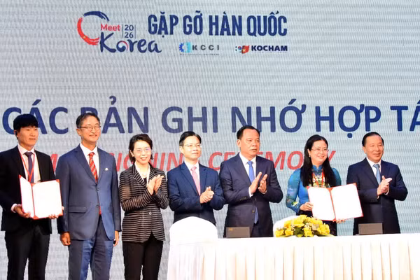 Lãnh đạo Bộ Ngoại giao, thành phố Đồng Nai và Đại sứ Hàn Quốc tại Việt Nam Lee Miyon chứng kiến ký Bản ghi nhớ hợp tác lĩnh vực văn hóa giữa thành phố Đồng Nai với đối tác Hàn Quốc. (Ảnh: THIÊN VƯƠNG)