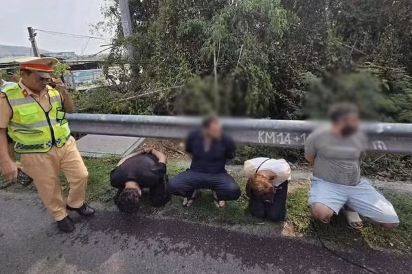 Nhóm đối tượng nước ngoài liên quan đến vụ việc lấy kiềng vòng vàng tại phường Sông Cầu, tỉnh Đắk Lắk. (Ảnh: CTV)