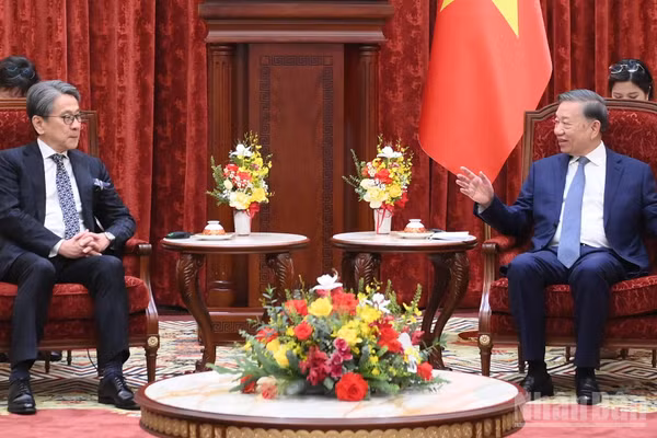 Tổng Bí thư, Chủ tịch nước Tô Lâm và ông Maeda Tadashi, Chủ tịch Hội đồng quản trị Ngân hàng Hợp tác Quốc tế Nhật Bản (JBIC). (Ảnh: ĐĂNG KHOA)