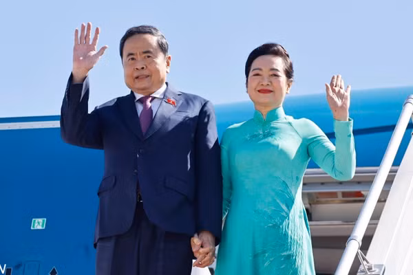 Chủ tịch Quốc hội Trần Thanh Mẫn và Phu nhân đến thủ đô Ulan Bator, bắt đầu thăm chính thức Mông Cổ. (Ảnh: TTXVN)