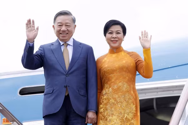Tổng Bí thư, Chủ tịch nước Tô Lâm và Phu nhân đến sân bay Vnukovo, Moskva. (Ảnh: Thống Nhất – TTXVN)