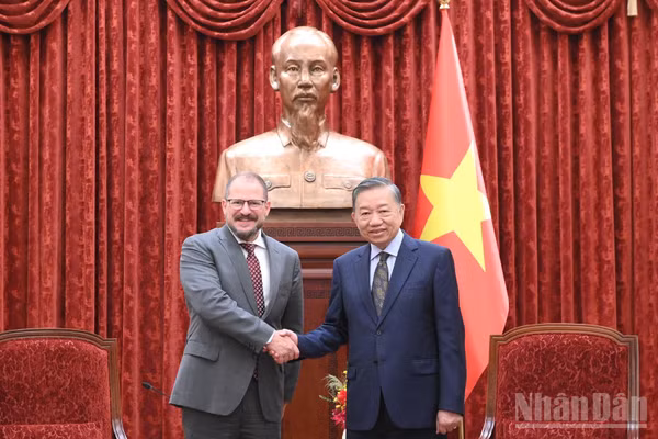 Tổng Bí thư, Chủ tịch nước Tô Lâm và ông Cristiano Amon, Chủ tịch kiêm Tổng Giám đốc Điều hành Tập đoàn Qualcomm (Hoa Kỳ). (Ảnh: ĐĂNG KHOA) 