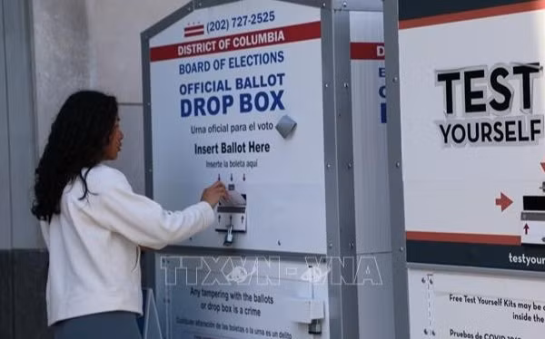 Cử tri bỏ phiếu qua hòm thư của USPS tại điểm bầu cử Thư viện Cleveland Park ở phía tây bắc thủ đô Washington D.C. (Ảnh: Đoàn Hùng/PV TTXVN tại Mỹ)