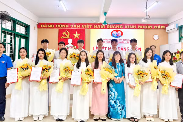 Đảng bộ Trường trung học phổ thông chuyên Lê Quý Đôn, phường Nam Đông Hà, tỉnh Quảng Trị kết nạp đảng viên là học sinh. (Ảnh: LÂM QUANG HUY)