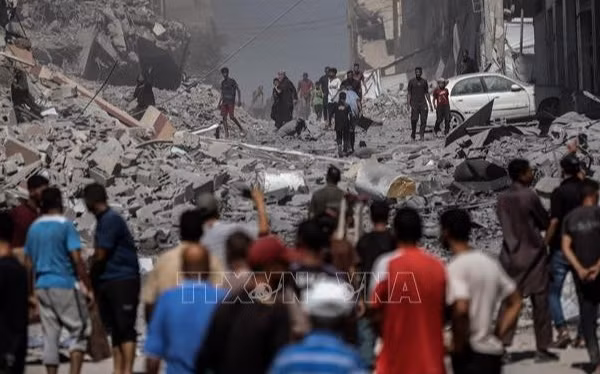 Đống đổ nát sau cuộc không kích của Israel xuống thành phố Gaza ngày 12/9/2025. (Ảnh: THX/TTXVN)