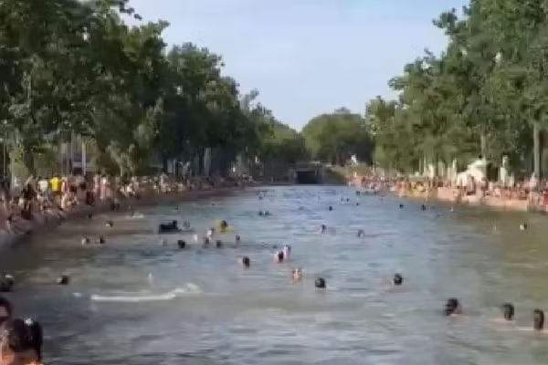 Người Paris đổ xô đi tắm kênh giải nhiệt giữa nắng nóng lịch sử.