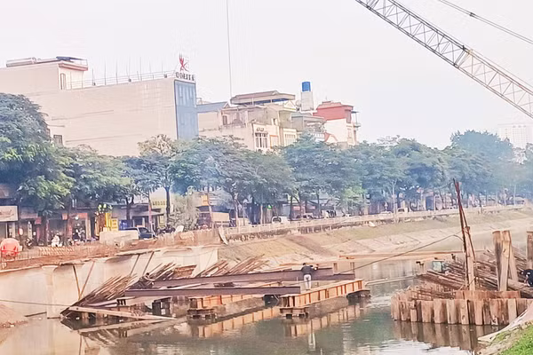 Xây dựng cầu vượt sông Tô Lịch (Hà Nội).