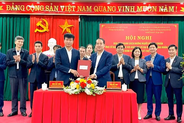 Ảnh minh họa: Hội nghị bàn giao danh sách những người đủ tiêu chuẩn ứng cử đại biểu Quốc hội khóa XVI và đại biểu Hội đồng nhân dân tỉnh Ninh Bình, nhiệm kỳ 2026-2031, ngày 14/2/2026. (Ảnh: VĂN LÚA)