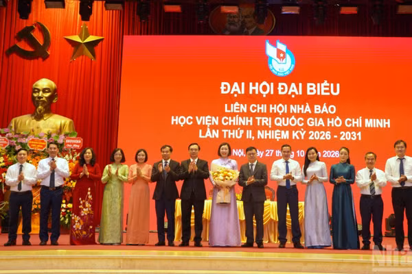 Lãnh đạo Hội Nhà báo Việt Nam, Tạp chí Cộng sản và Học viện Chính trị quốc gia Hồ Chí Minh tặng hoa chúc mừng Ban Chấp hành Liên Chi hội Nhà báo Học viện nhiệm kỳ 2026-2031. (Ảnh: HẢI ĐĂNG)
