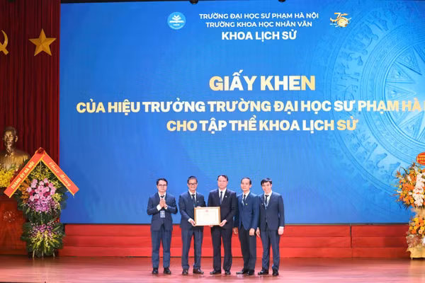 Phó Giáo sư, Tiến sĩ Nguyễn Đức Sơn, Hiệu trưởng Trường đại học Sư phạm Hà Nội tặng Giấy khen cho tập thể Khoa Lịch sử. (Ảnh: THANH TÙNG) 