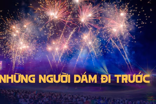 Trong ảnh: Du khách chiêm ngưỡng màn bắn pháo hoa tại thị trấn Hoàng Hôn.