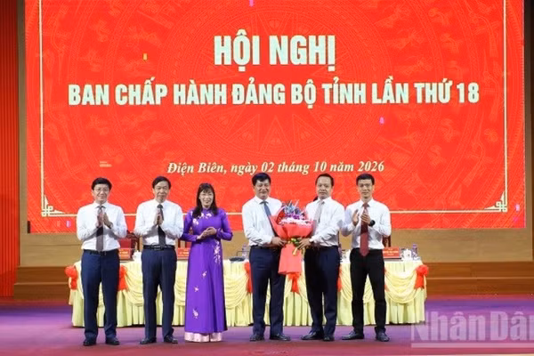 Đồng chí Trần Tiến Dũng, Ủy viên Trung ương Đảng, Bí thư Tỉnh ủy Điện Biên cùng các đồng chí Thường trực Tỉnh ủy tặng hoa, chúc mừng đồng chí Lê Thành Đô được chỉ định Bí thư Đảng ủy Hội đồng nhân dân tỉnh, nhiệm kỳ 2025-2030. (Ảnh: LÊ LAN)