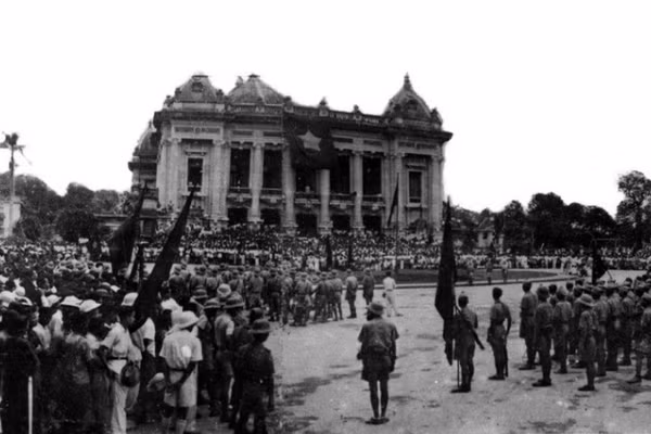 Những ngày Tháng Tám (1945) sục sôi ở Hà Nội. (Ảnh: TTXVN)