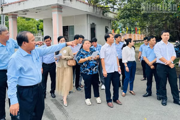 Đồng chí Nguyễn Minh Luân (hàng đầu, bên trái), Thường vụ Tỉnh ủy, Phó Chủ tịch Ủy ban nhân dân tỉnh Cà Mau kiểm tra, khảo sát thực tế tại Trường cao đẳng Nghề Cà Mau. (Ảnh: TRỌNG DUY)