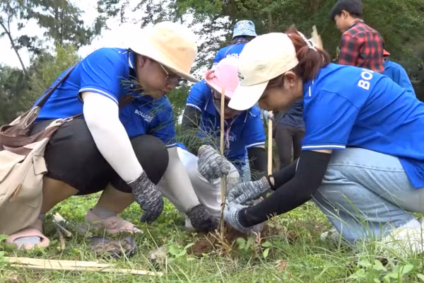 Cộng đồng chung tay trồng cây, góp phần tạo nên những "lá chắn xanh" cho vùng đất ven biển. (Ảnh: LIÊN HÂN)