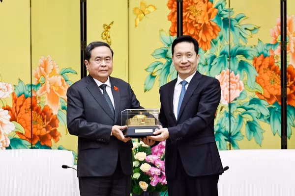 Chủ tịch Quốc hội Trần Thanh Mẫn tặng quà lưu niệm đồng chí Triệu Nhất Đức, Ủy viên Trung ương Đảng, Bí thư Tỉnh ủy Thiểm Tây. (Ảnh: TTXVN)