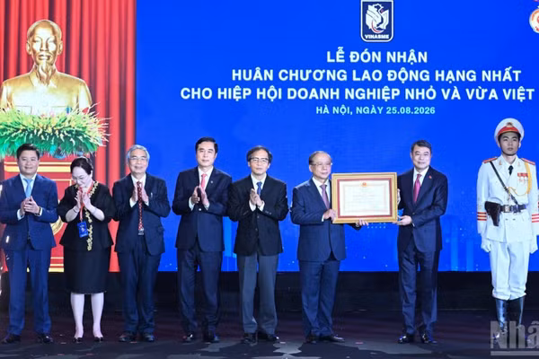 Thủ tướng Chính phủ Lê Minh Hưng trao Huân chương Lao động hạng Nhất tặng Hiệp hội Doanh nghiệp nhỏ và vừa Việt Nam. (Ảnh: TRẦN HẢI)