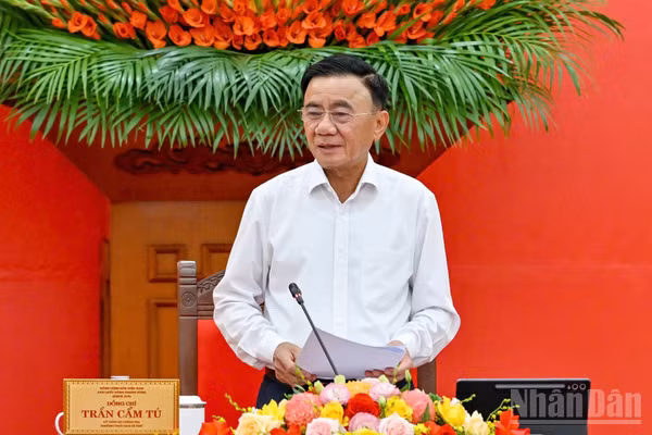 Thường trực Ban Bí thư Trần Cẩm Tú ký ban hành Quyết định số 493-QĐ/TW, ngày 16/10/2026 về chức năng, nhiệm vụ, tổ chức bộ máy của Đảng ủy Dân vận, Mặt trận và các đoàn thể Trung ương. (Ảnh: DUY LINH)
