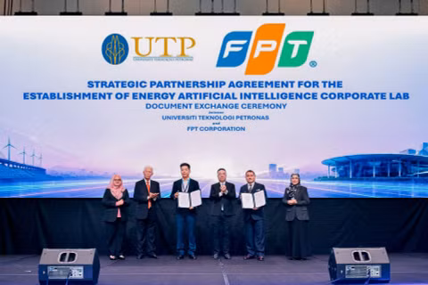 FPT và UTP ký kết thành lập Phòng Nghiên cứu AI năng lượng tại lễ khai mạc Hội nghị Kỹ thuật, khoa học và công nghệ thế giới - ESTCON2026, trước sự chứng kiến của Bộ trưởng Khoa học, Công nghệ và Đổi mới Malaysia. (Ảnh: FPT)