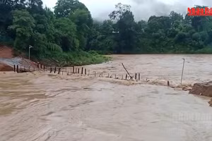 [Video] Nước lũ nhấn chìm cầu tràn, 5 bản ở Nghệ An bị chia cắt