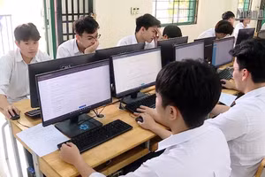  [Video] Hơn 130 đại học công bố điểm chuẩn, nhiều ngành "chạm trần"