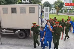 [Video] Dẫn giải cựu Thứ trưởng Nguyễn Bá Hoan và các bị cáo hầu tòa