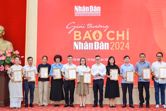 Đồng chí Lê Quốc Minh trao giải A cho các tác giả, đại diện nhóm tác giả. (Ảnh: THẾ ĐẠI) 