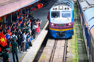 [Ảnh] Niềm vui trên những đoàn tàu đặc biệt chở cán bộ, chiến sĩ ra Hà Nội làm nhiệm vụ A80 