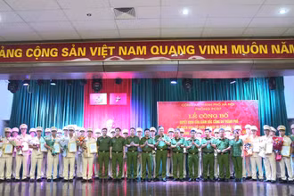 Trao quyết định đối với 30 chỉ huy các đội chữa cháy và cứu nạn, cứu hộ khu vực. 