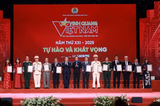 Đồng chí Nguyễn Trọng Nghĩa, Ủy viên Bộ Chính trị, Bí thư Trung ương Đảng, Trưởng ban Tuyên giáo và Dân vận Trung ương và đồng chí Nguyễn Đình Khang, Ủy viên Trung ương Đảng, Chủ tịch Tổng Liên đoàn Lao động Việt Nam trao Biểu trưng Vinh quang Việt Nam cho các tập thể được vinh danh. 