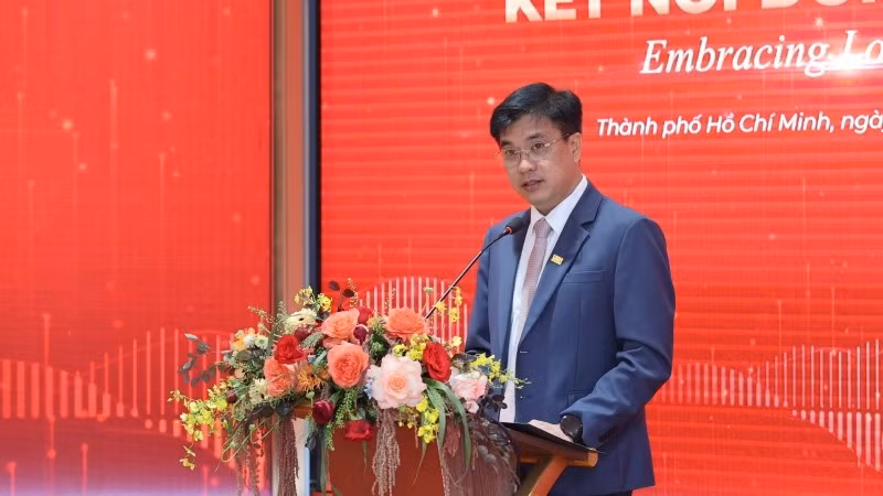 pgsts-bui-quang-hung-giam-doc-ueh-phat-bieu.jpg