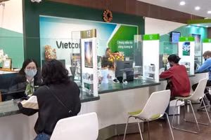 Khách hàng sẽ phải tới quầy giao dịch của VCB để xác minh trong trường hợp số tài khoản và số điện thoại đăng ký dịch vụ không trùng khớp thông tin.