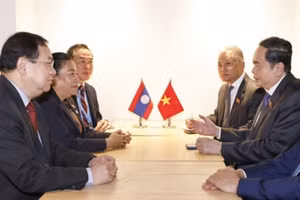 Chủ tịch Quốc hội Trần Thanh Mẫn gặp Phó Chủ tịch Quốc hội Lào Sounthone Xayachak. (Ảnh: Doãn Tấn/TTXVN)